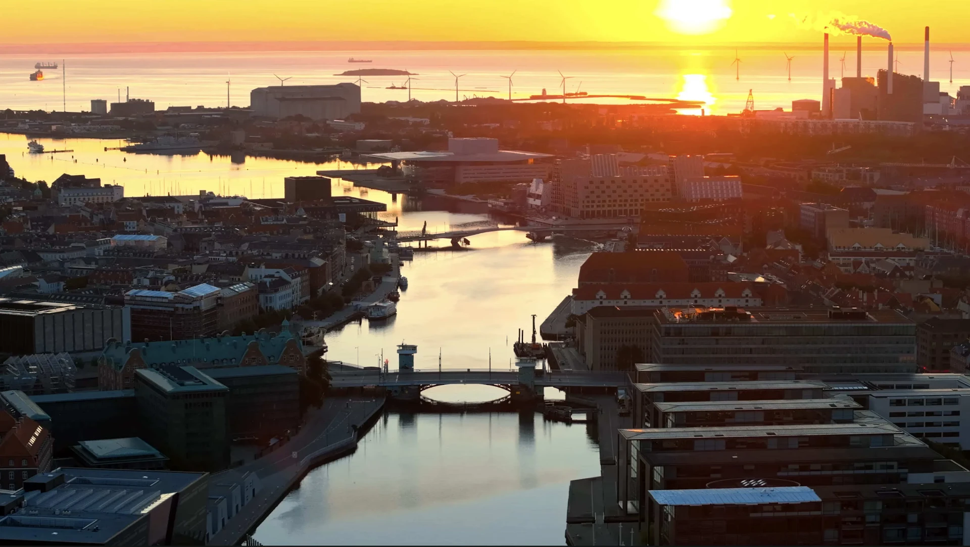 Luftfoto af Københavns havn ved solnedgang